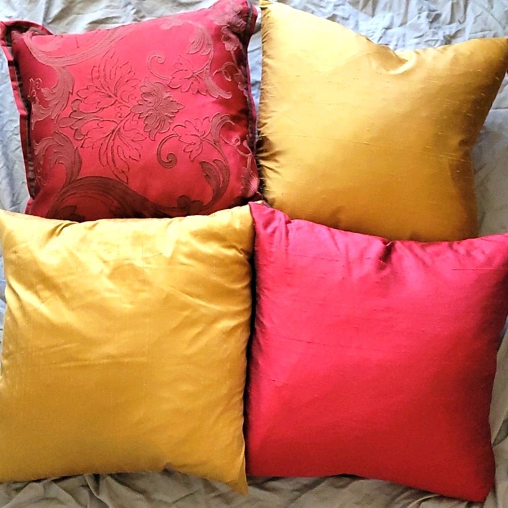 COPY - 4 Accessorizing Throw Pillows
